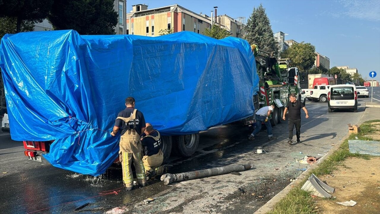 Başakşehir'de, yangına giderken devrilen itfaiye aracında bulunan 2 görevli hafif yaralandı. Kaza...