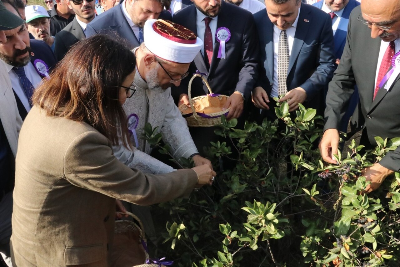 Diyanet İşleri Başkanı Prof. Dr. Ali Erbaş,  Yalova'nın Çiftlikköy ilçesinde kız öğrencilere...