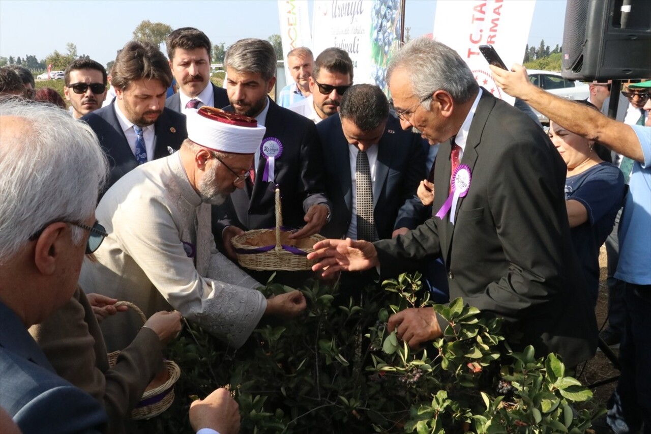 Diyanet İşleri Başkanı Prof. Dr. Ali Erbaş,  Yalova'nın Çiftlikköy ilçesinde kız öğrencilere...