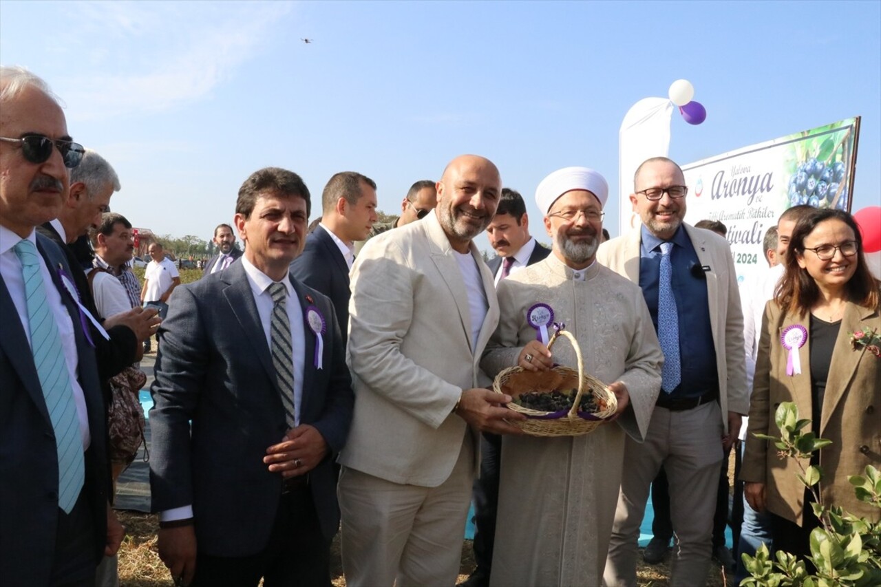 Diyanet İşleri Başkanı Prof. Dr. Ali Erbaş,  Yalova'nın Çiftlikköy ilçesinde kız öğrencilere...