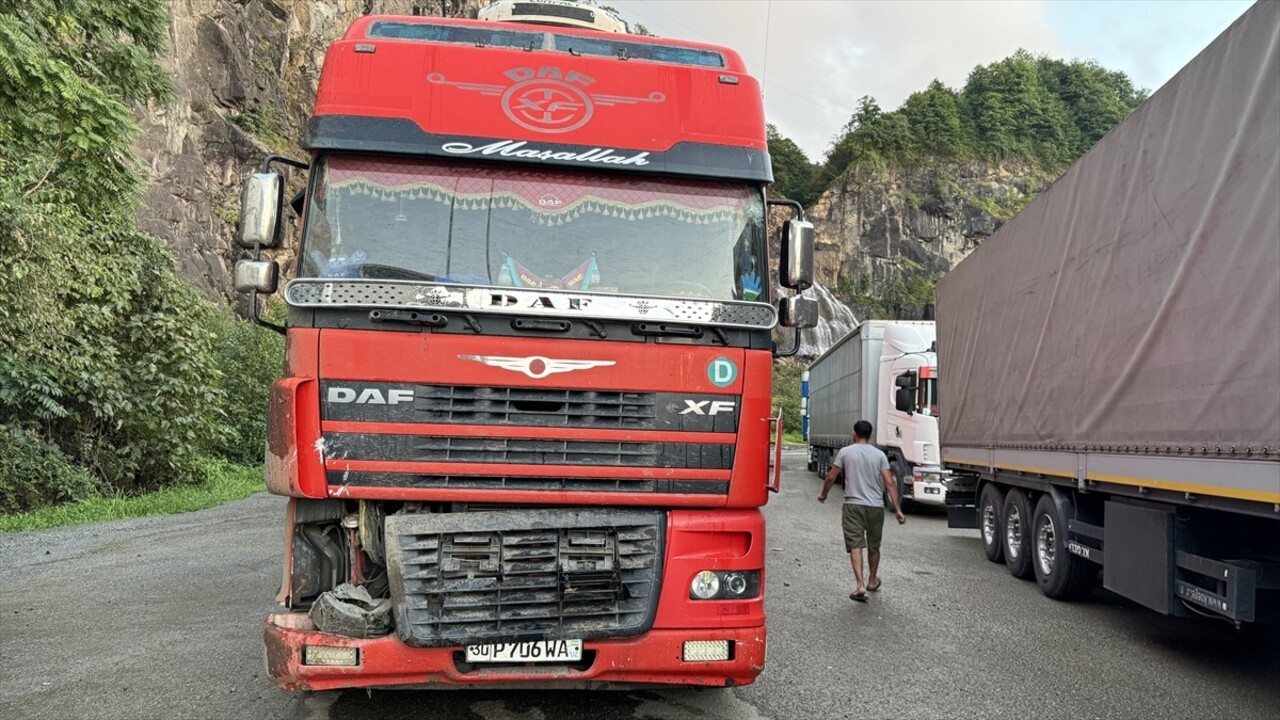 Artvin'in Hopa ilçesinde kara yolu güzergahında meydana gelen heyelanda park halindeki 2 tır hasar...