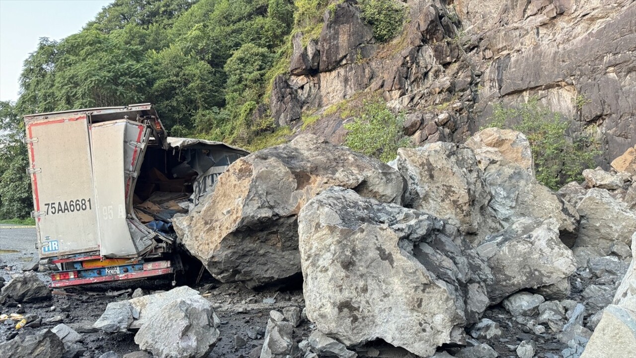 Artvin'in Hopa ilçesinde kara yolu güzergahında meydana gelen heyelanda park halindeki 2 tır hasar...