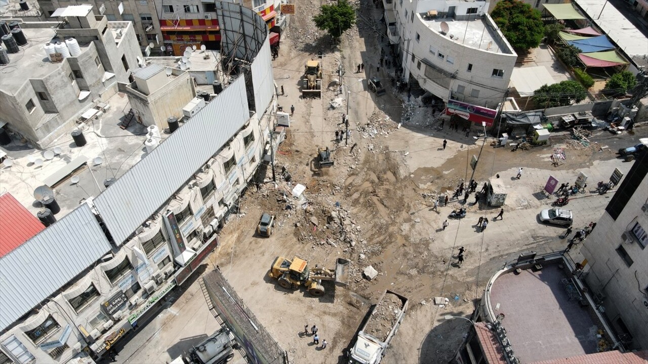 İsrail ordusu, işgal altındaki Batı Şeria'nın kuzeyindeki Cenin kenti ve Cenin mülteci kampına...