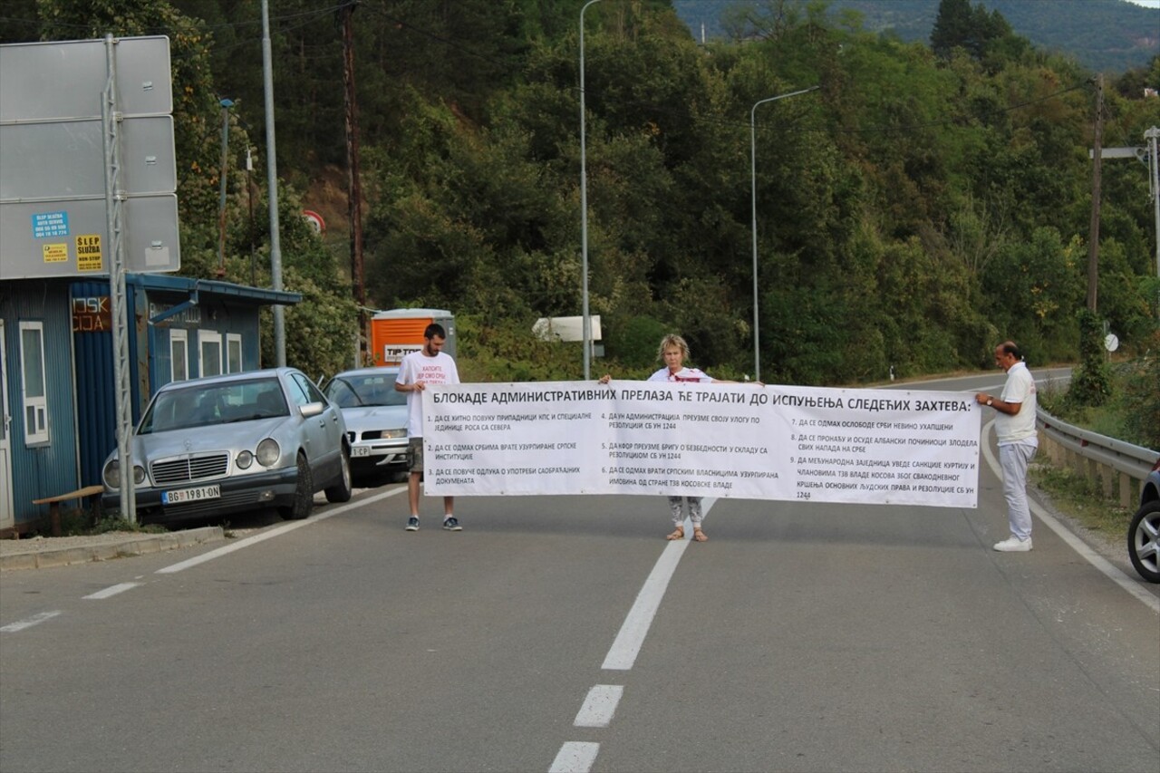 Sırbistan'da Kosova ile sınır geçişlerinde yol kapatma eylemi başlatılırken, sınır kapılarında...