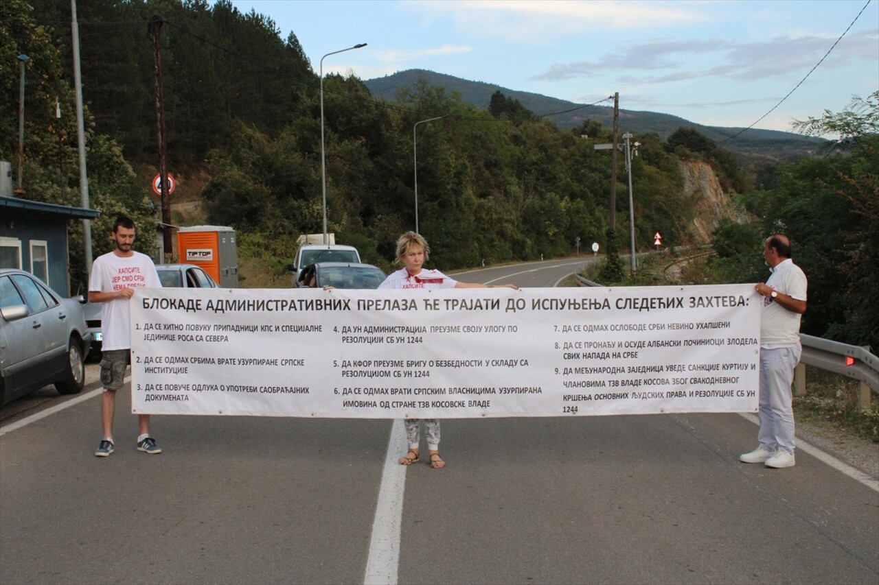 Sırbistan'da Kosova ile sınır geçişlerinde yol kapatma eylemi başlatılırken, sınır kapılarında...