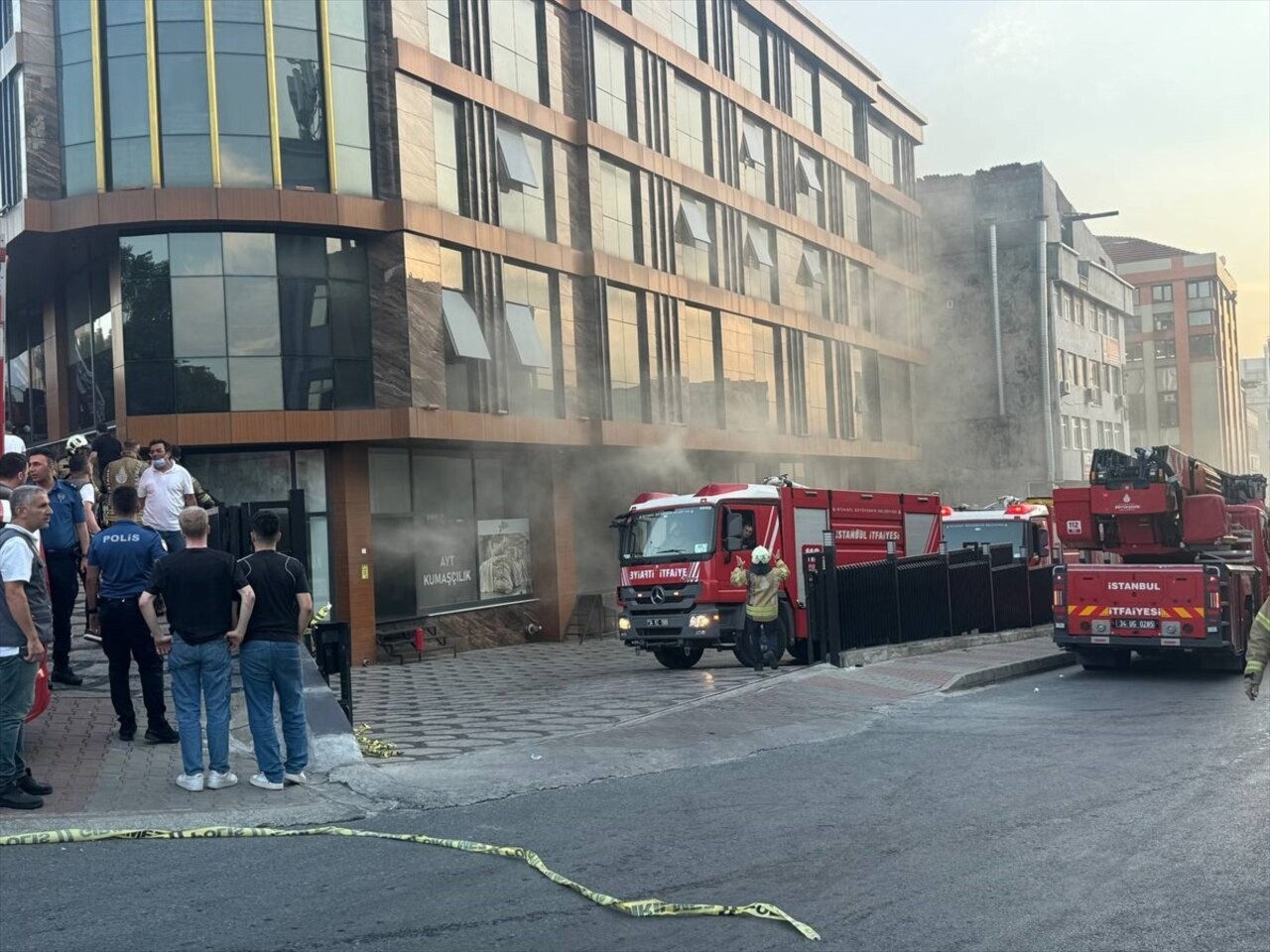 Güngören'de kumaş imalathanesinde çıkan yangın hasara neden oldu. İmalathanede hasara yol açan...