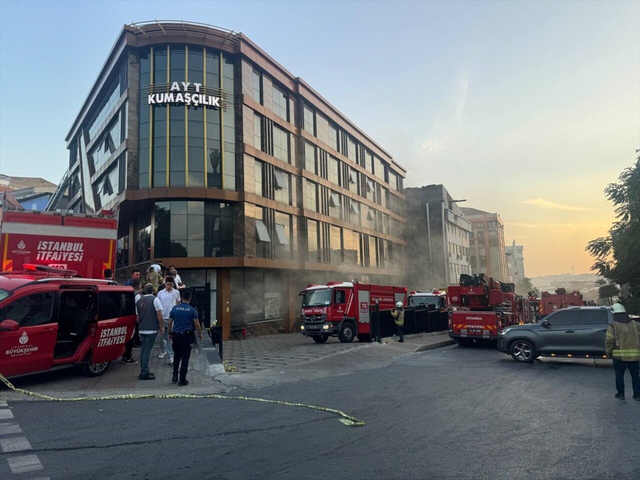 Güngören'de kumaş imalathanesinde çıkan yangın hasara neden oldu. İmalathanede hasara yol açan...