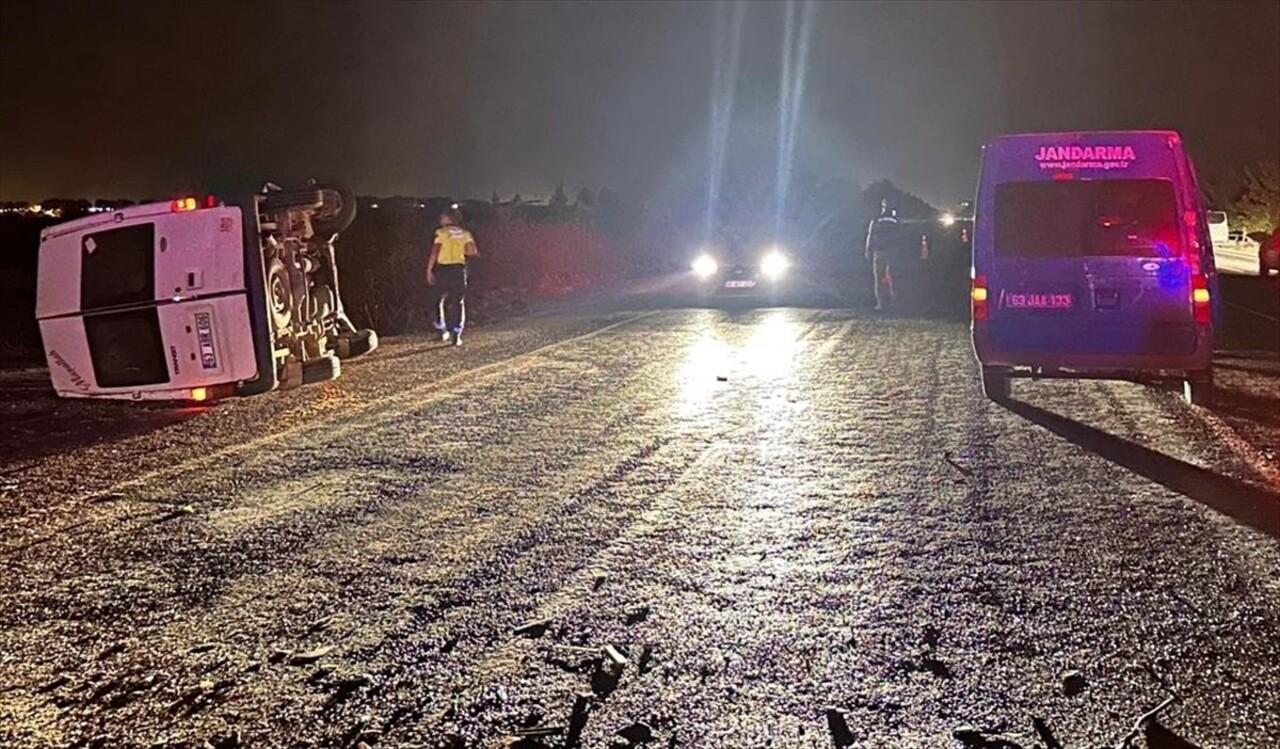 Şanlıurfa'da minibüsle otomobilin çarpışması sonucu bir kişi yaşamını yitirdi, 3 kişi...