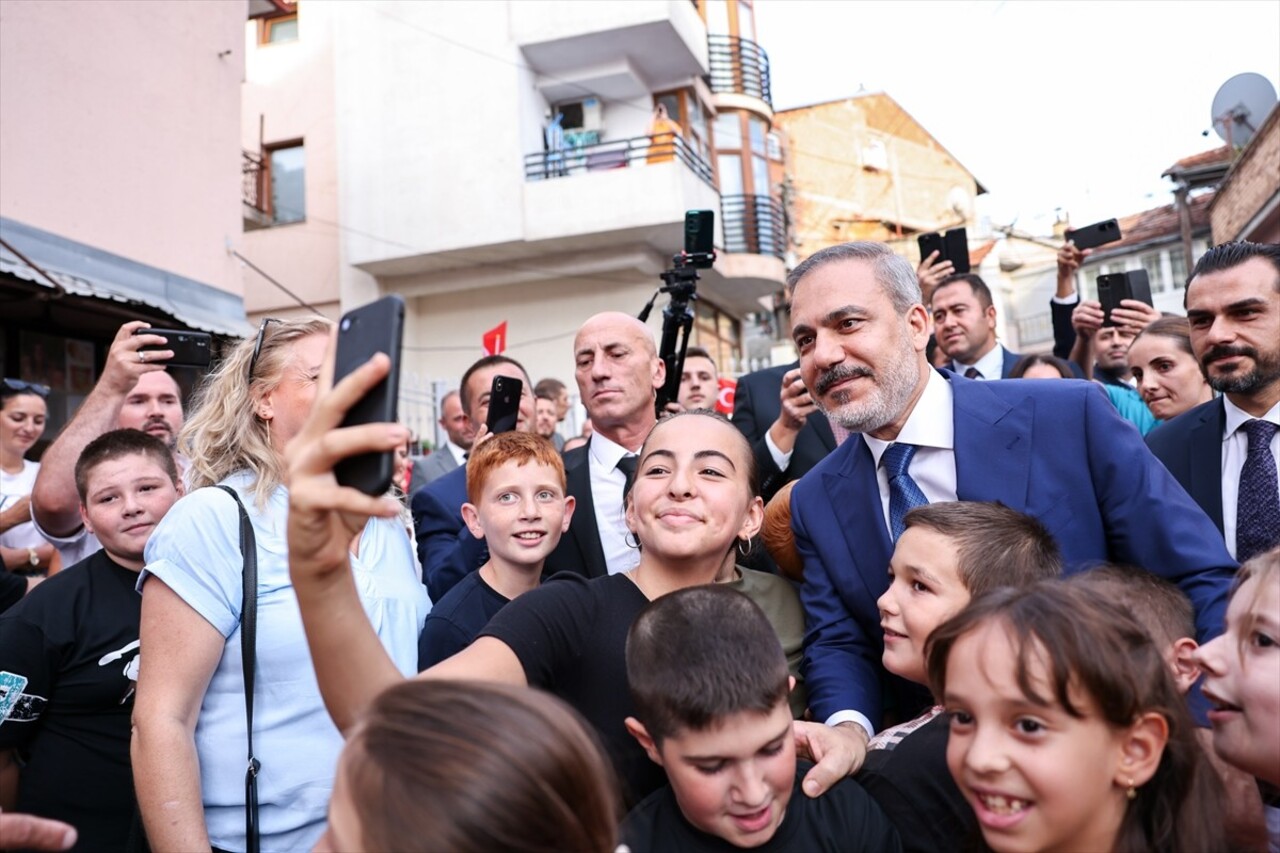 Dışişleri Bakanı Hakan Fidan, Kosova'nın Prizren şehrindeki Motrat Qirazi Okulu'ndaki programda...