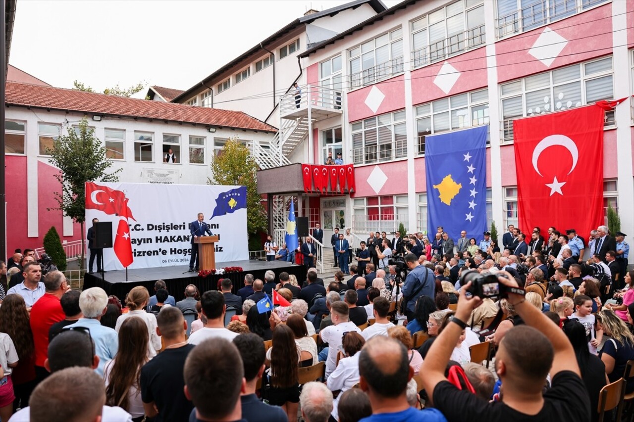 Dışişleri Bakanı Hakan Fidan, Kosova'nın Prizren şehrindeki Motrat Qirazi Okulu'ndaki programda...