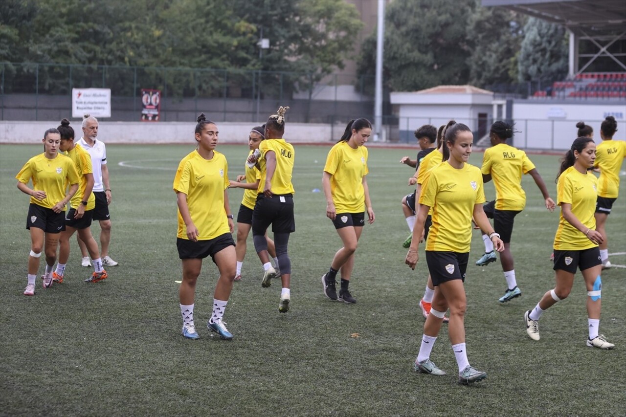 Turkcell Kadın Futbol Süper Ligi'nin şampiyon takımlarından ALG Spor, yeni sezona galibiyetle...