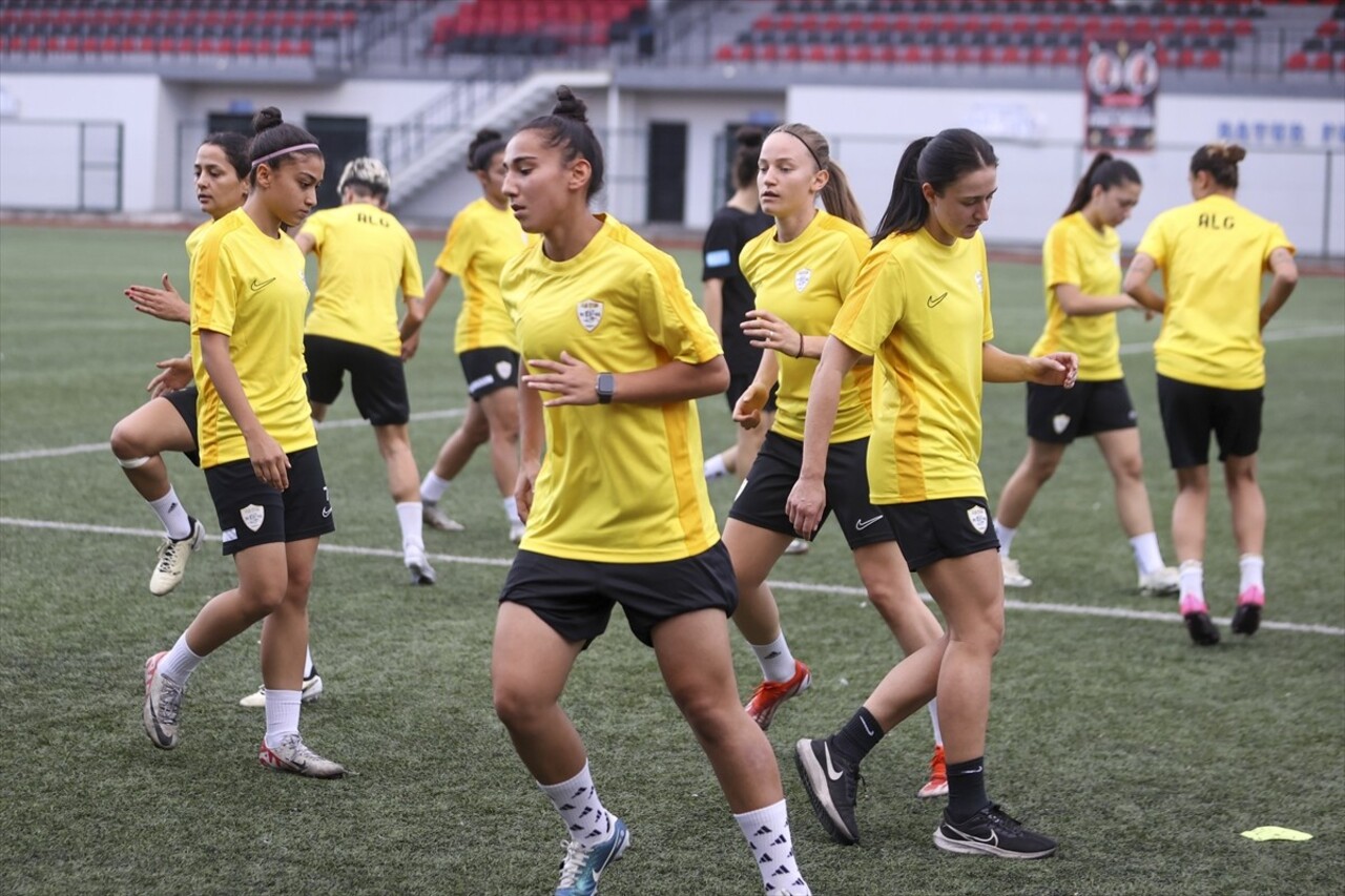 Turkcell Kadın Futbol Süper Ligi'nin şampiyon takımlarından ALG Spor, yeni sezona galibiyetle...