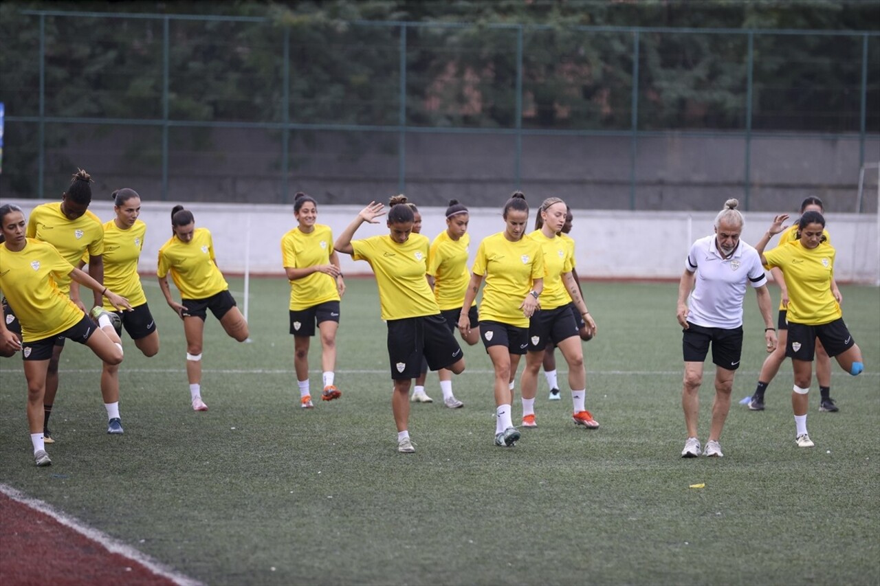 Turkcell Kadın Futbol Süper Ligi'nin şampiyon takımlarından ALG Spor, yeni sezona galibiyetle...