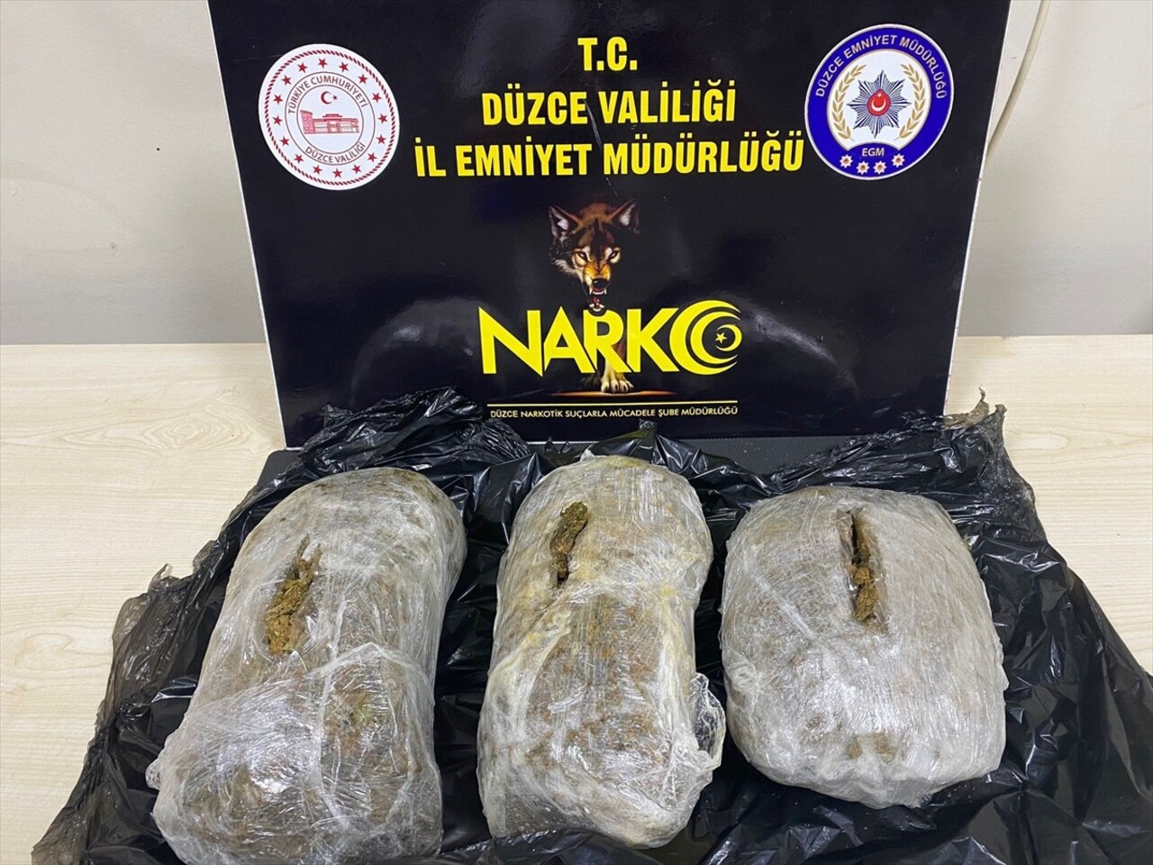 Düzce'de peynir bidonlarının içerisine gizlenmiş 3 kilo 916 gram sentetik uyuşturucu ele...