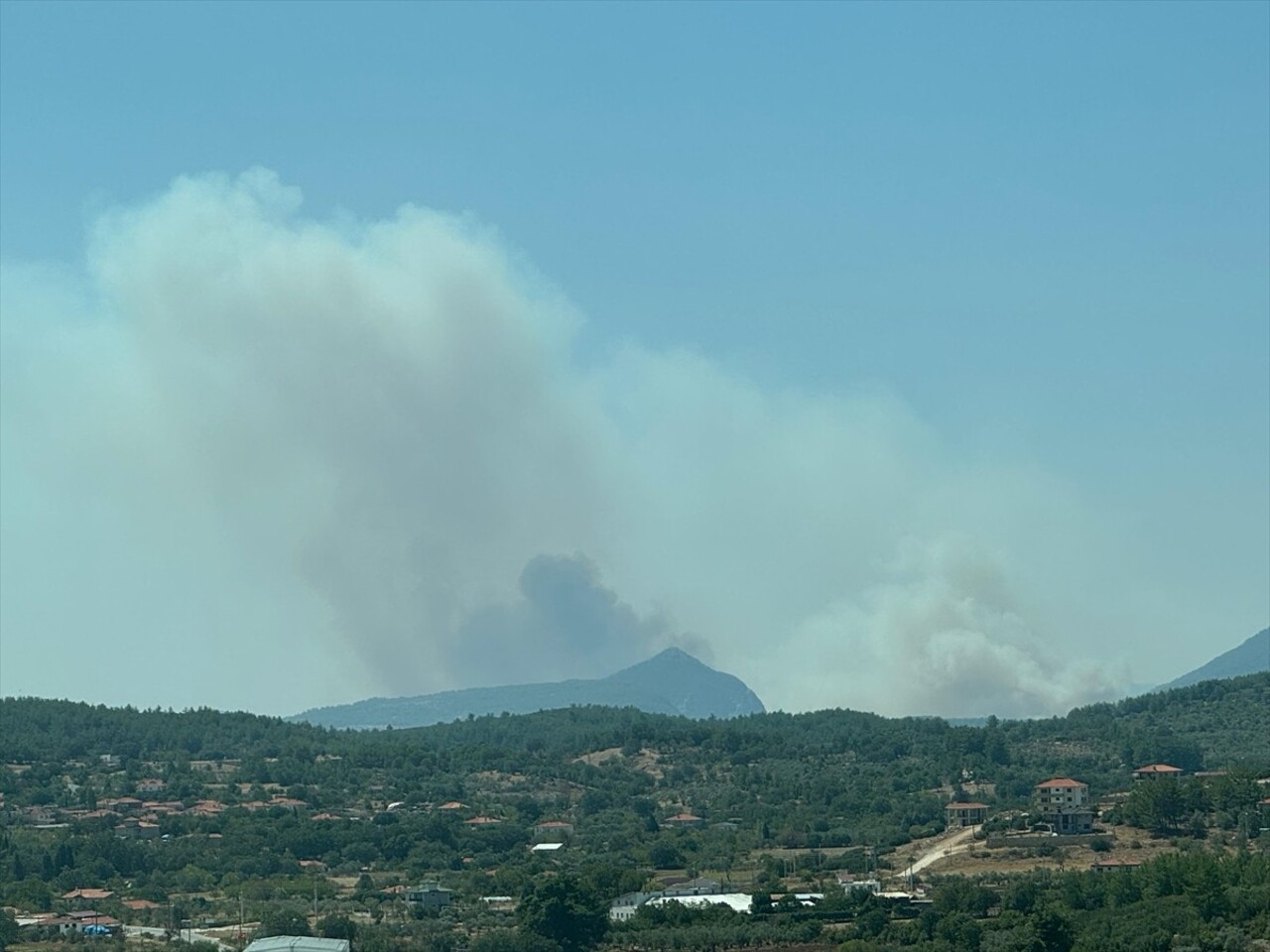 Muğla'nın Menteşe ilçesinde ormanlık alanda çıkan yangına havadan ve karadan müdahale...