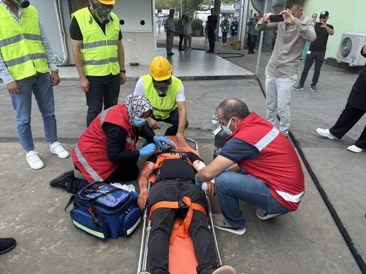 Samsun'da hastanede yapılan tatbikatta, deprem sonrasında yaşananları canlandırıldı, itfaiye ve...