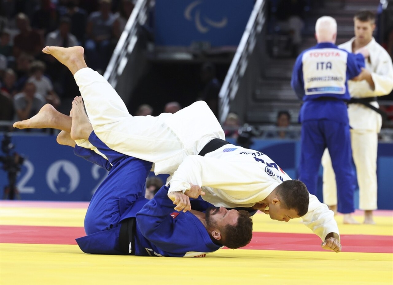 Paris 2024 Paralimpik Oyunları'nda judo erkekler 90 kilo J1 kategorisi yarı finali Champ-de-Mars...