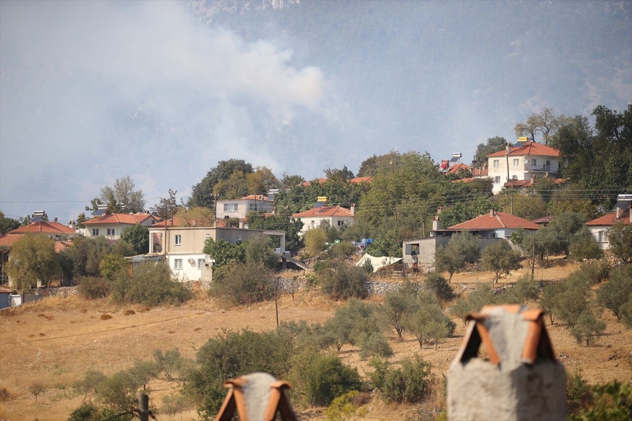 Muğla'nın Menteşe ilçesinde ormanlık alanda çıkan yangına havadan ve karadan müdahale...