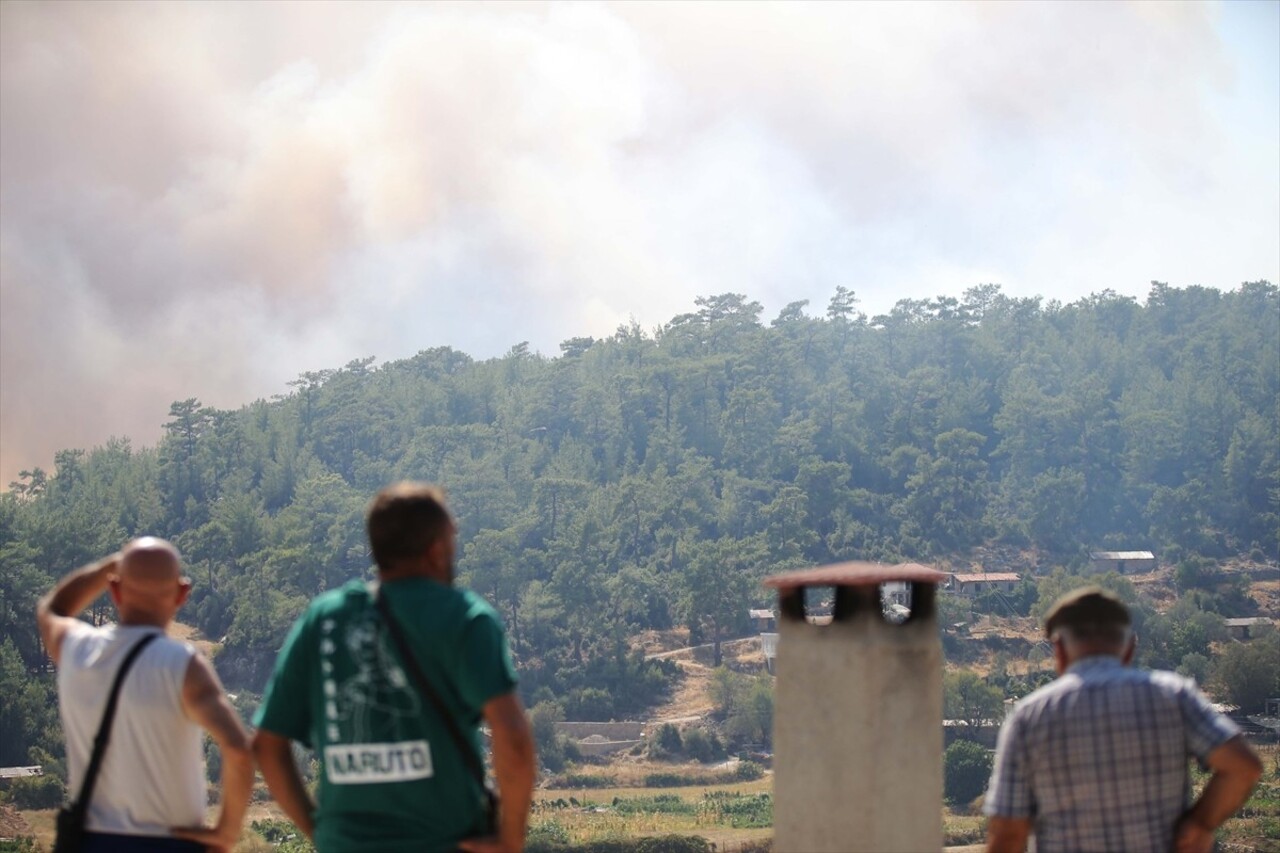 Muğla'nın Menteşe ilçesinde ormanlık alanda çıkan yangına havadan ve karadan müdahale...