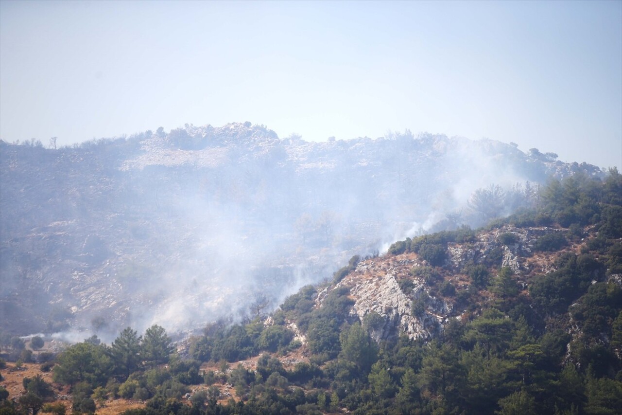 Muğla'nın Menteşe ilçesinde ormanlık alanda çıkan yangına havadan ve karadan müdahale...