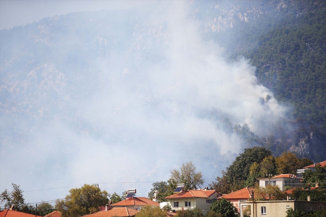 Muğla'nın Menteşe ilçesinde ormanlık alanda çıkan yangına havadan ve karadan müdahale...