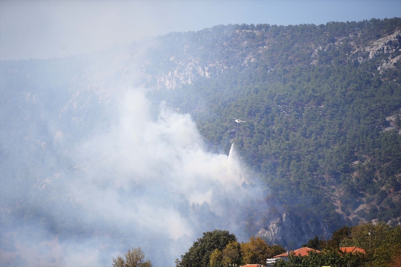 Muğla'nın Menteşe ilçesinde ormanlık alanda çıkan yangına havadan ve karadan müdahale...