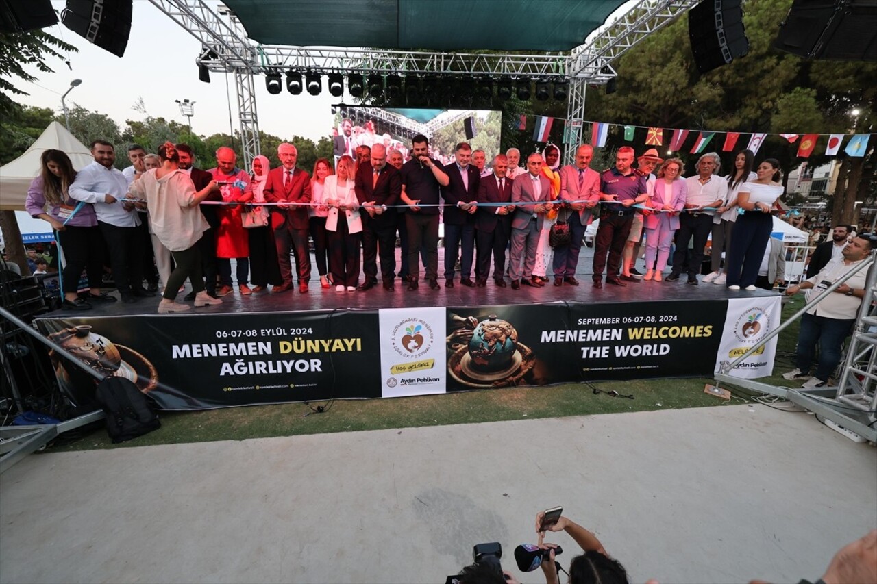 Menemen Belediyesi tarafından düzenlenen 3. Uluslararası Menemen Çömlek Festivali, 39 ülkeden...