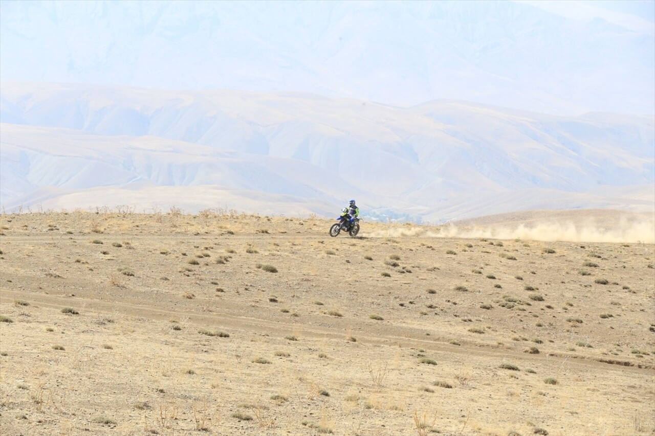 Mersin'de 31 Ağustos'ta start alan 14. TransAnatolia Rally Raid yarışı, Van'da düzenlenen kupa...