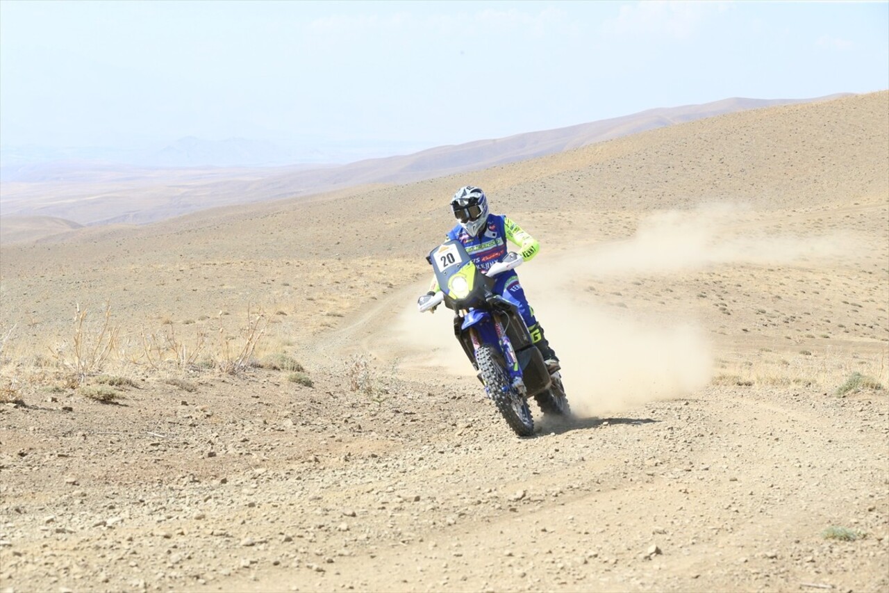 Mersin'de 31 Ağustos'ta start alan 14. TransAnatolia Rally Raid yarışı, Van'da düzenlenen kupa...