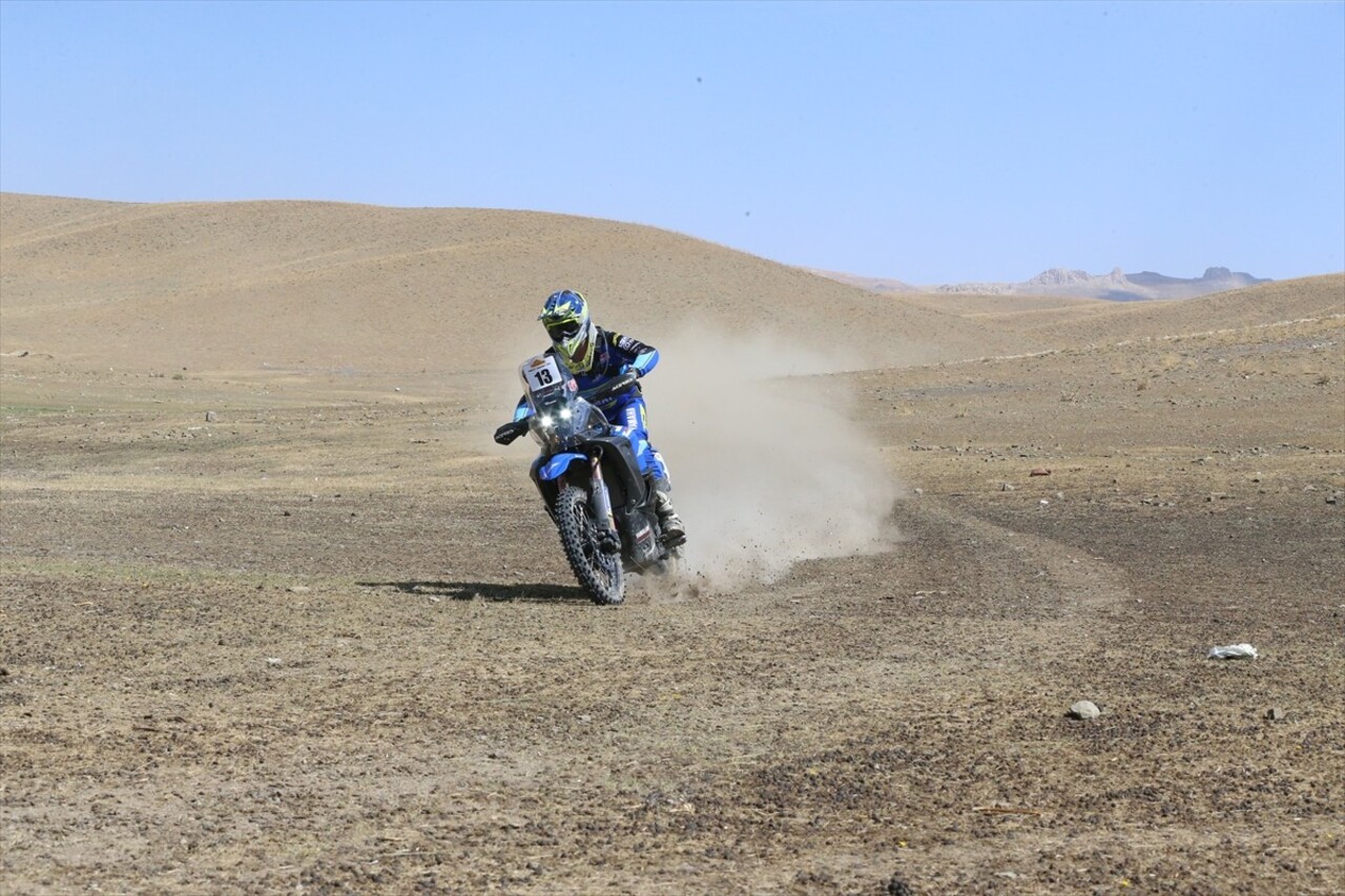 Mersin'de 31 Ağustos'ta start alan 14. TransAnatolia Rally Raid yarışı, Van'da düzenlenen kupa...