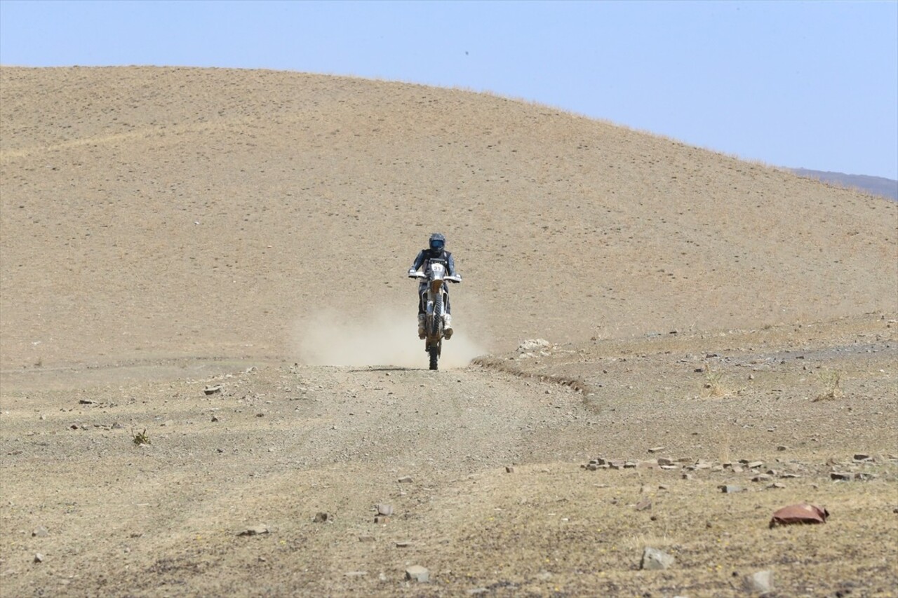 Mersin'de 31 Ağustos'ta start alan 14. TransAnatolia Rally Raid yarışı, Van'da düzenlenen kupa...