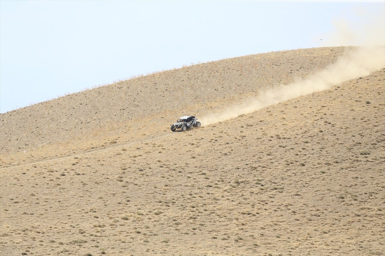 Mersin'de 31 Ağustos'ta start alan 14. TransAnatolia Rally Raid yarışı, Van'da düzenlenen kupa...