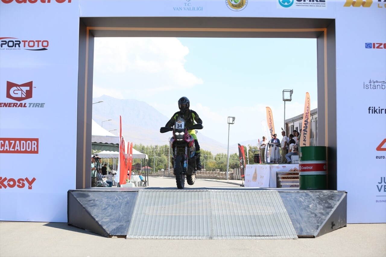 Mersin'de 31 Ağustos'ta start alan 14. TransAnatolia Rally Raid yarışı, Van'da düzenlenen kupa...