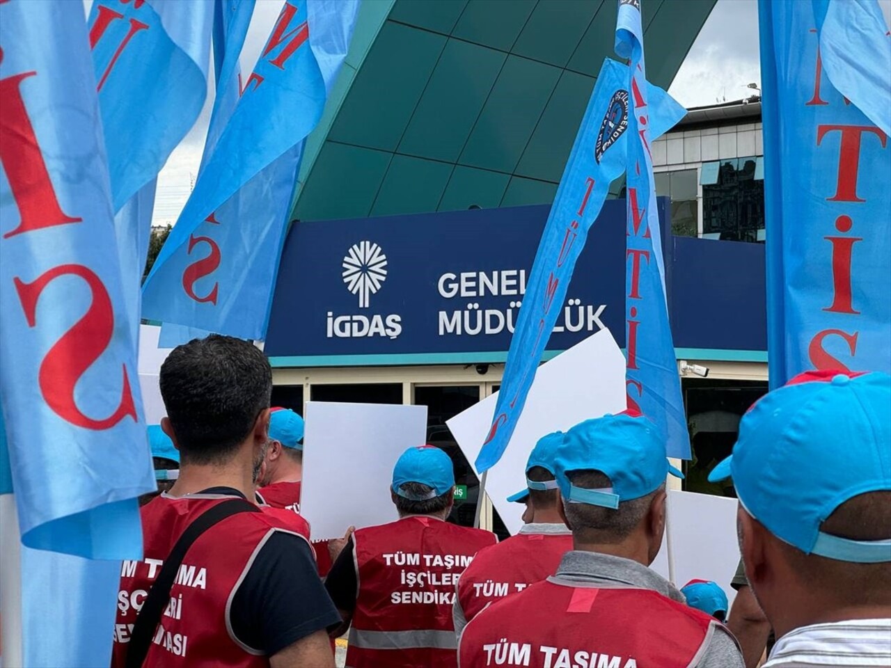 
Tüm Taşıma İşçileri Sendikasına (TÜMTİS) üye şoförler, toplu sözleşme hakkından mahrum...