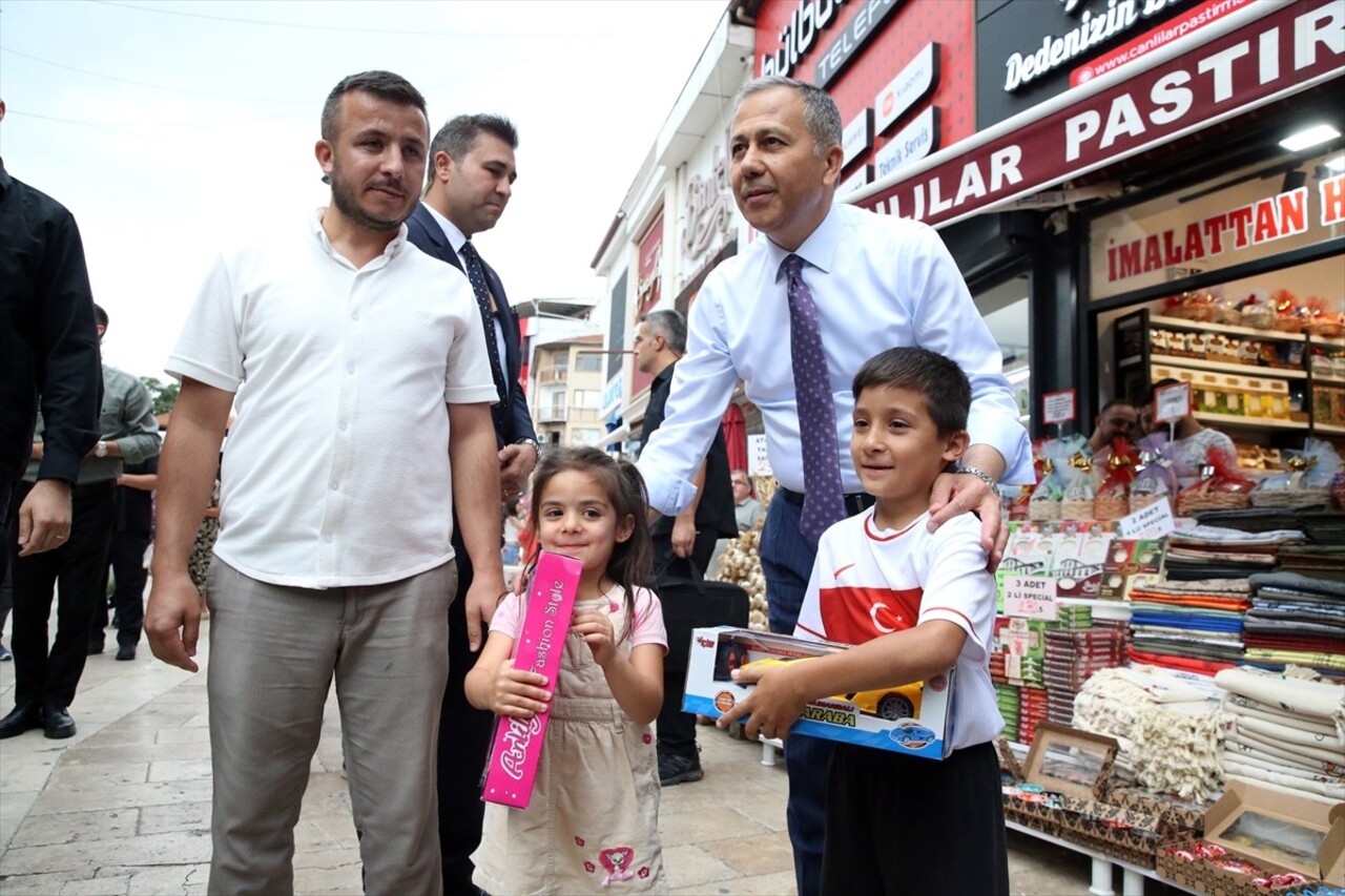 İçişleri Bakanı Ali Yerlikaya, Kastamonu'da Nasrullah Meydanı'nda esnafı ziyaret etti. Esnaf ve...