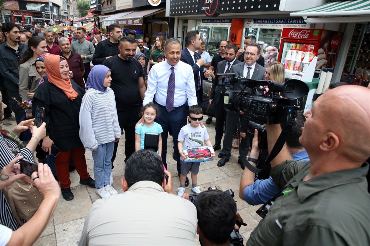 İçişleri Bakanı Ali Yerlikaya, Kastamonu'da Nasrullah Meydanı'nda esnafı ziyaret etti. Esnaf ve...