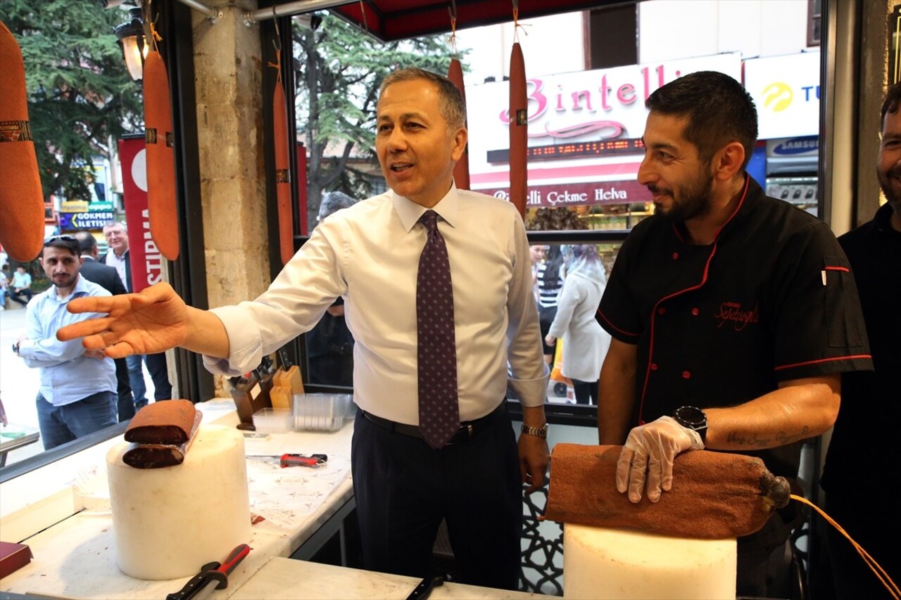 İçişleri Bakanı Ali Yerlikaya, Kastamonu'da Nasrullah Meydanı'nda esnafı ziyaret etti. Esnaf ve...