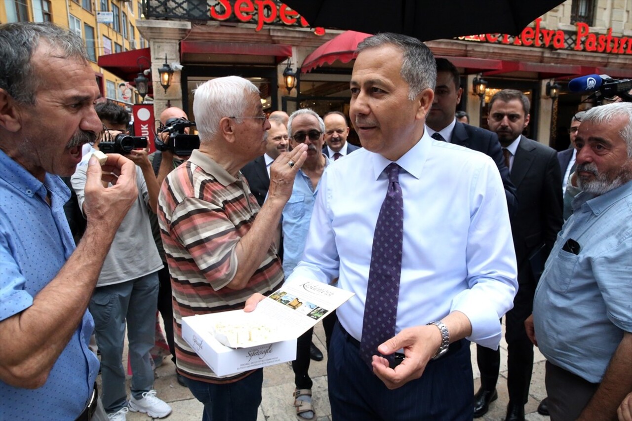 İçişleri Bakanı Ali Yerlikaya, Kastamonu'da Nasrullah Meydanı'nda esnafı ziyaret etti. Esnaf ve...