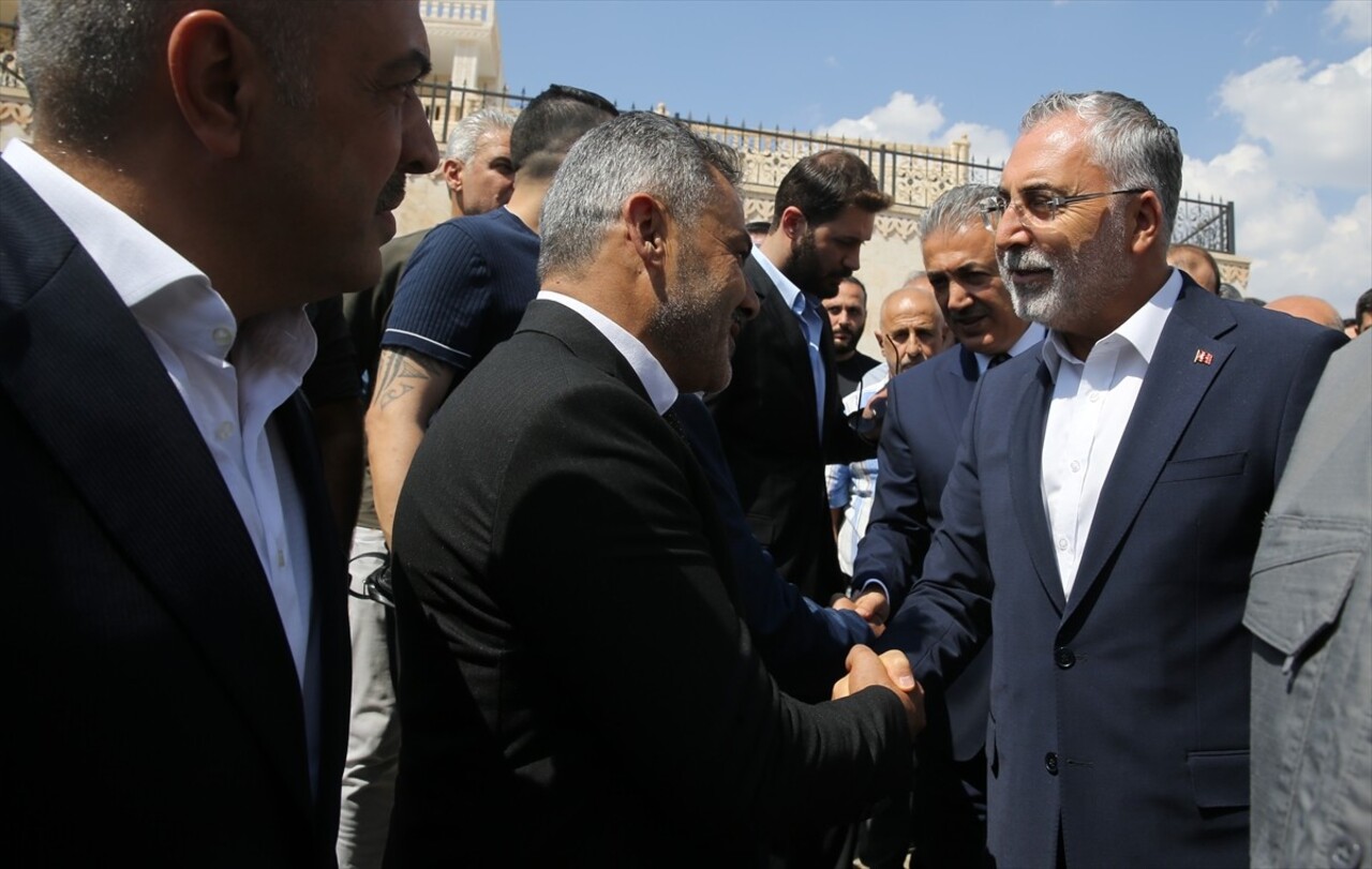 Çalışma ve Sosyal Güvenlik Bakanı Vedat Işıkhan, Mardin'de barış yemeğine katıldı, çeşitli...