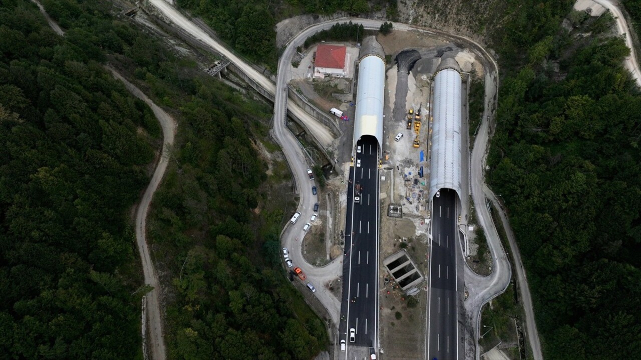 Tünel uzatma, altyapı ve üstyapı çalışmaları nedeniyle trafiğe kapatılan Anadolu Otoyolu'nun Bolu...