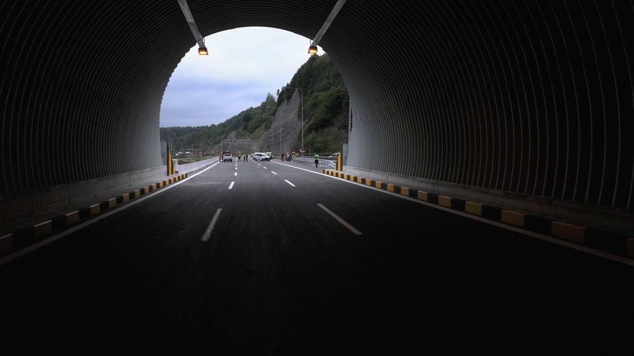 Tünel uzatma, altyapı ve üstyapı çalışmaları nedeniyle trafiğe kapatılan Anadolu Otoyolu'nun Bolu...