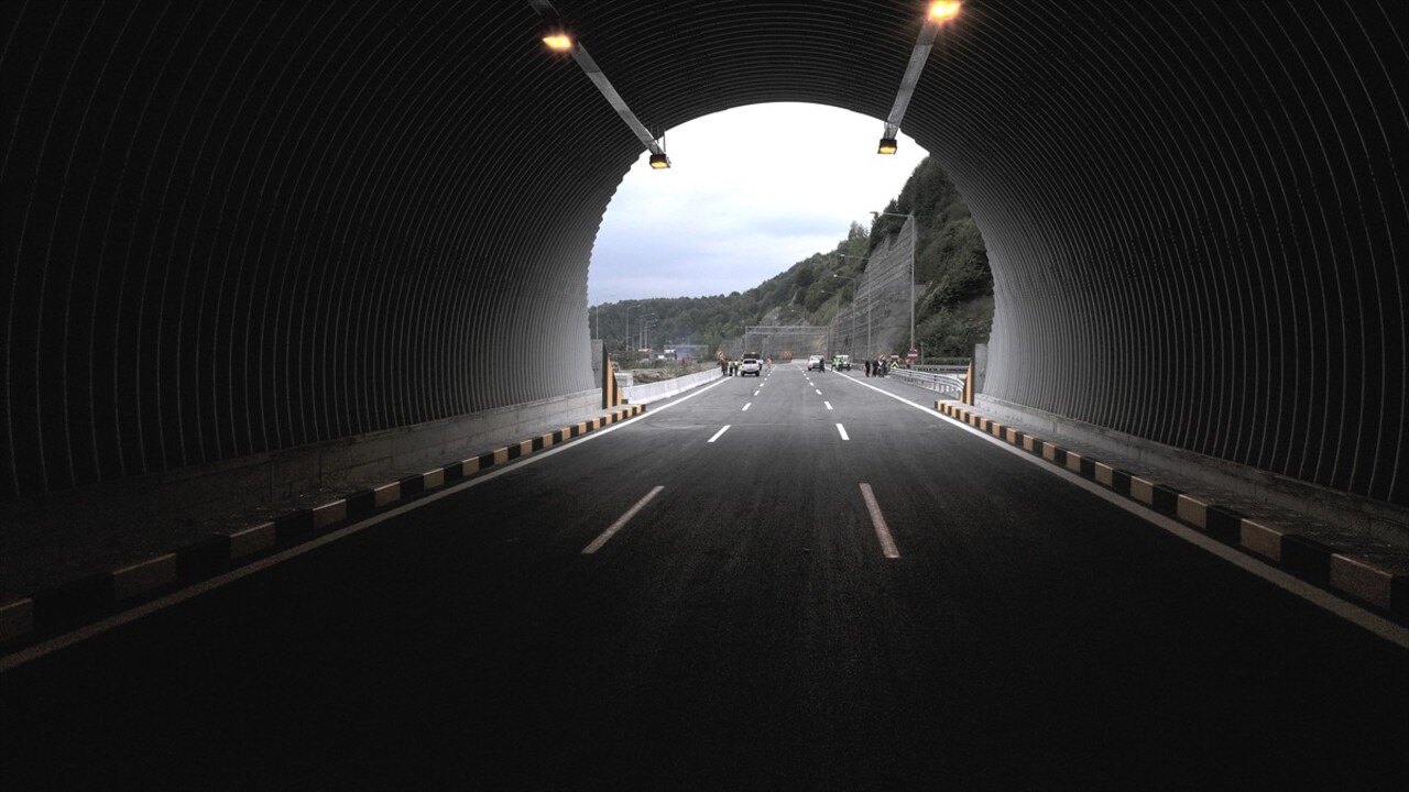 Tünel uzatma, altyapı ve üstyapı çalışmaları nedeniyle trafiğe kapatılan Anadolu Otoyolu'nun Bolu...