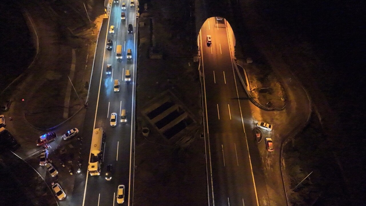 Tünel uzatma, altyapı ve üstyapı çalışmaları nedeniyle trafiğe kapatılan Anadolu Otoyolu'nun Bolu...