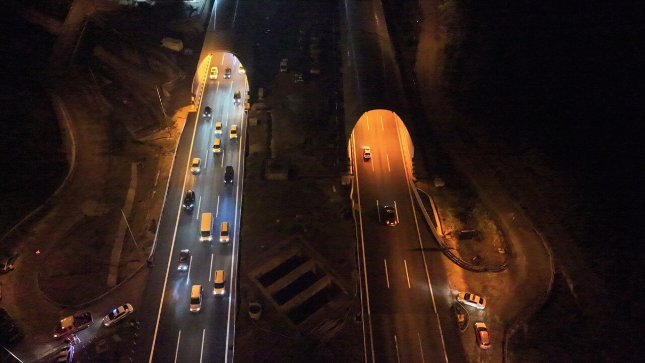 Tünel uzatma, altyapı ve üstyapı çalışmaları nedeniyle trafiğe kapatılan Anadolu Otoyolu'nun Bolu...