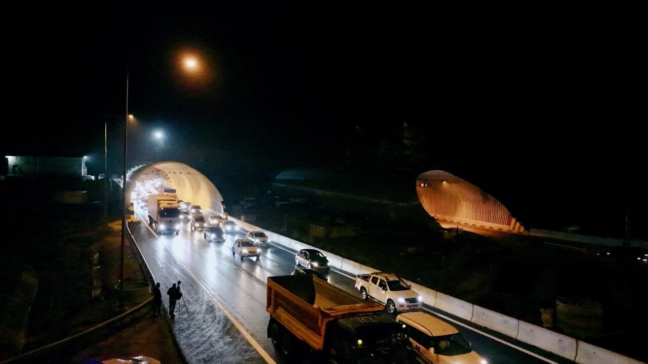 Tünel uzatma, altyapı ve üstyapı çalışmaları nedeniyle trafiğe kapatılan Anadolu Otoyolu'nun Bolu...