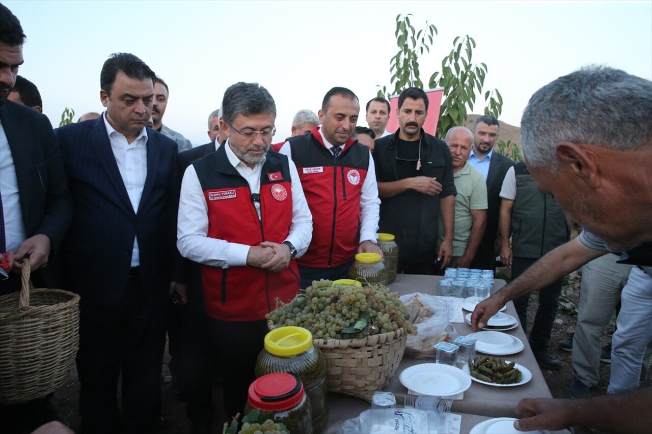 Tarım ve Orman Bakanı İbrahim Yumaklı, AK Parti Tokat İl Başkanlığını ziyaret ederek teşkilat...