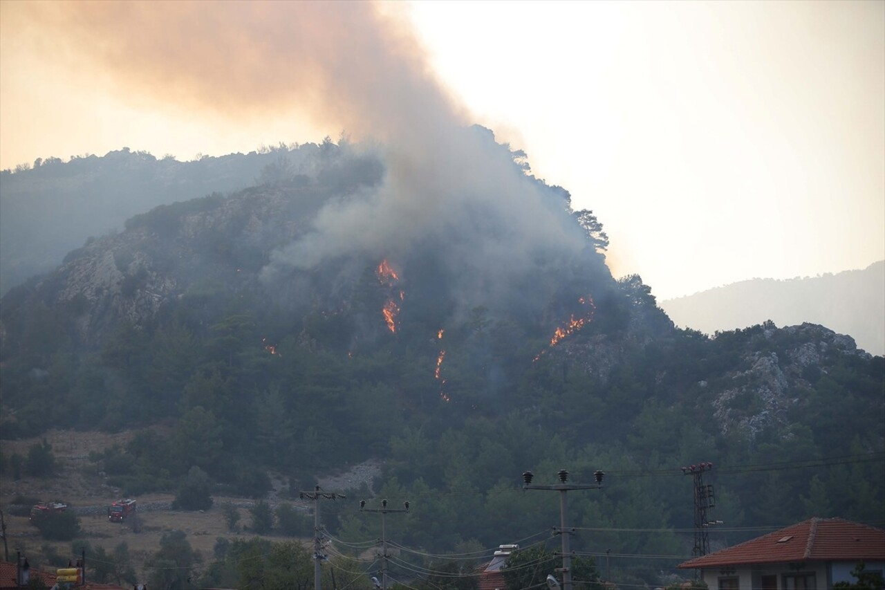 Muğla'nın Menteşe ilçesinde ormanlık alanda çıkan yangına havadan ve karadan yapılan müdahale...