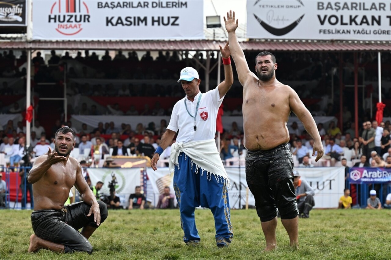 Bu yıl 672'incisi düzenlenen Tarihi Elmalı Yağlı Güreşleri, 15 bin kişilik Recep Gürbüz Stadı'nda...