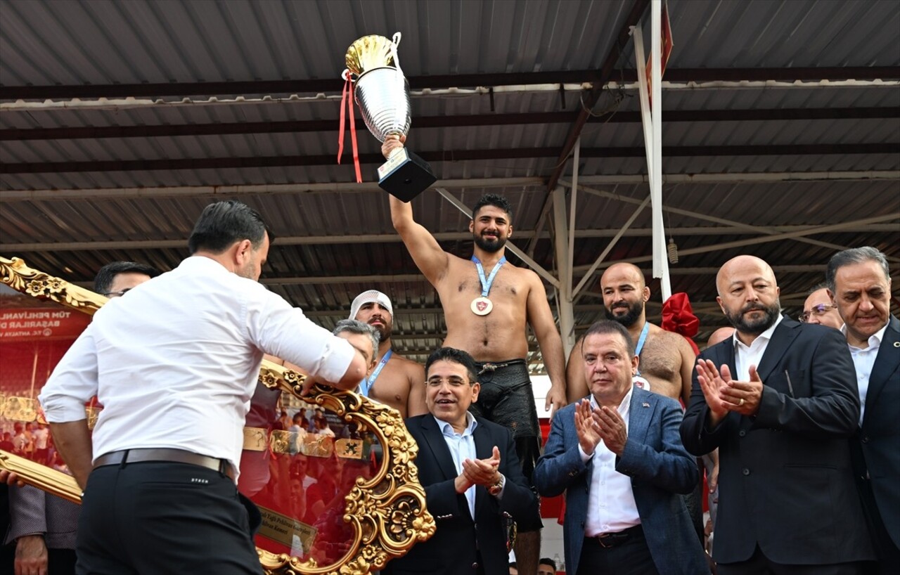 672. Tarihi Elmalı Yağlı Güreşleri'nin başpehlivanlık final müsabakasında Orhan Okulu'yu yenen...