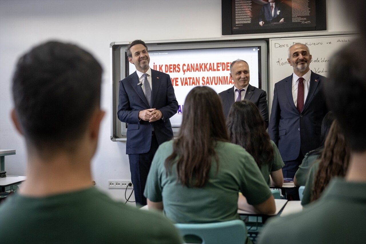 Enerji ve Tabii Kaynaklar Bakanı Alparslan Bayraktar (solda), Cezeri Yeşil Teknoloji Mesleki ve...